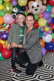  Nikita Stromberg mit Sohn Mick bei der Vorstellöung von  "Die Buntis im Zoo"  (Photo  Gisela Schober/Getty Images für Nickis.com)